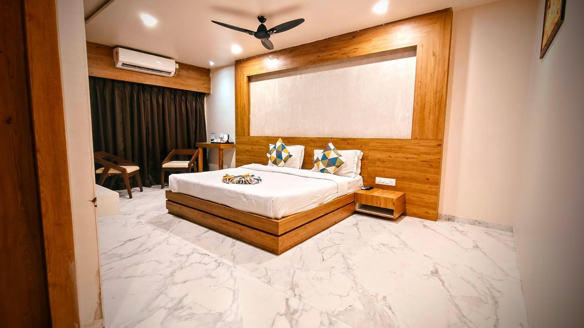 The Sky Imperial Unity Inn Garudeshwar Exterior photo