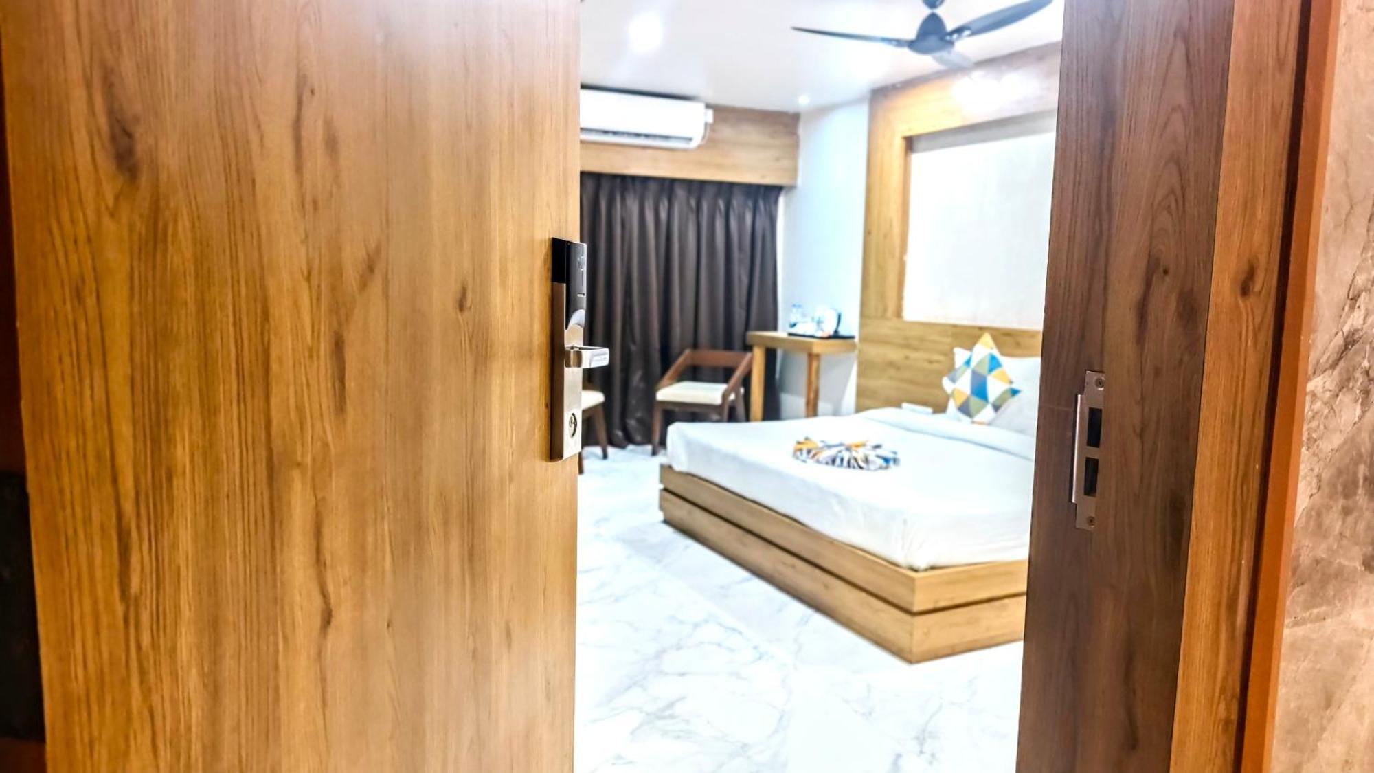 The Sky Imperial Unity Inn Garudeshwar Exterior photo
