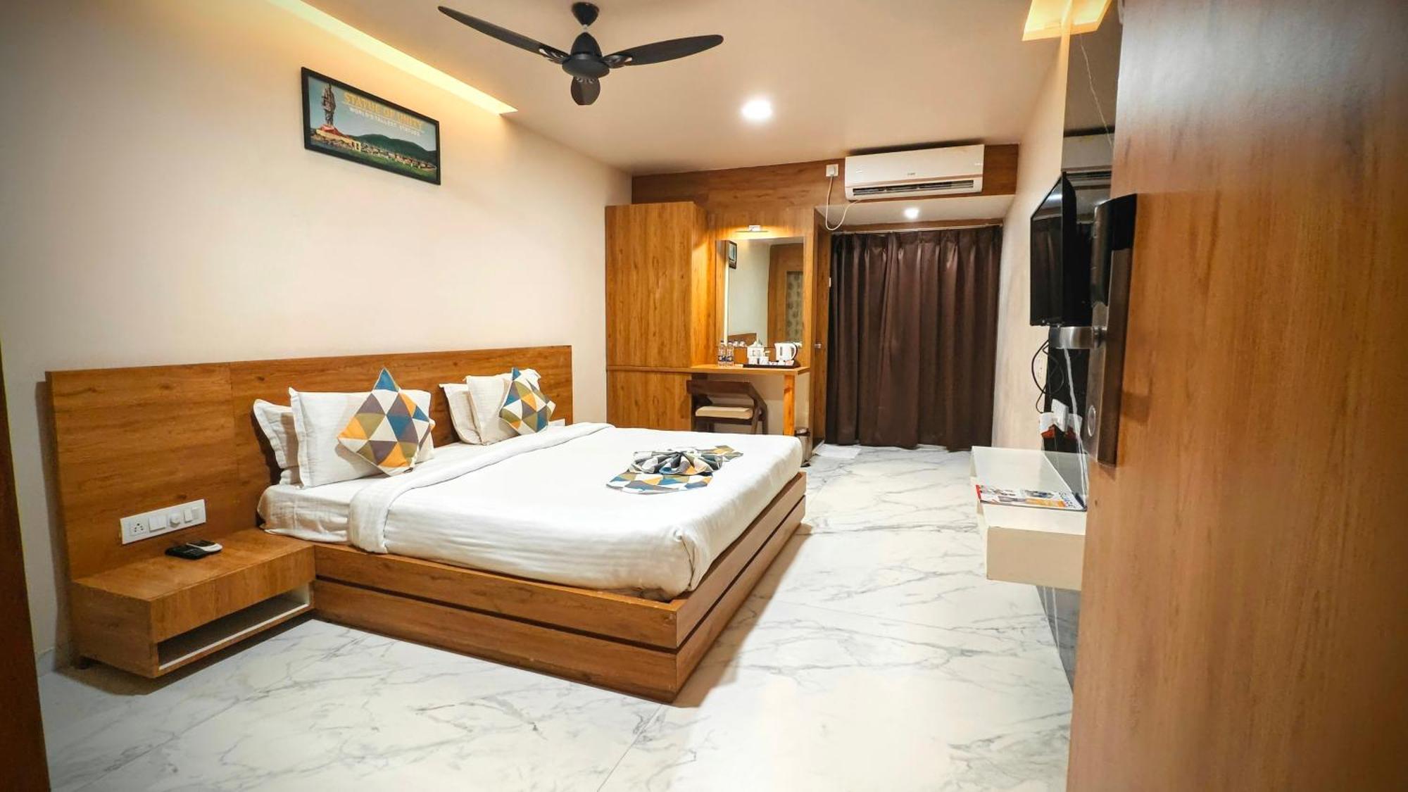 The Sky Imperial Unity Inn Garudeshwar Exterior photo