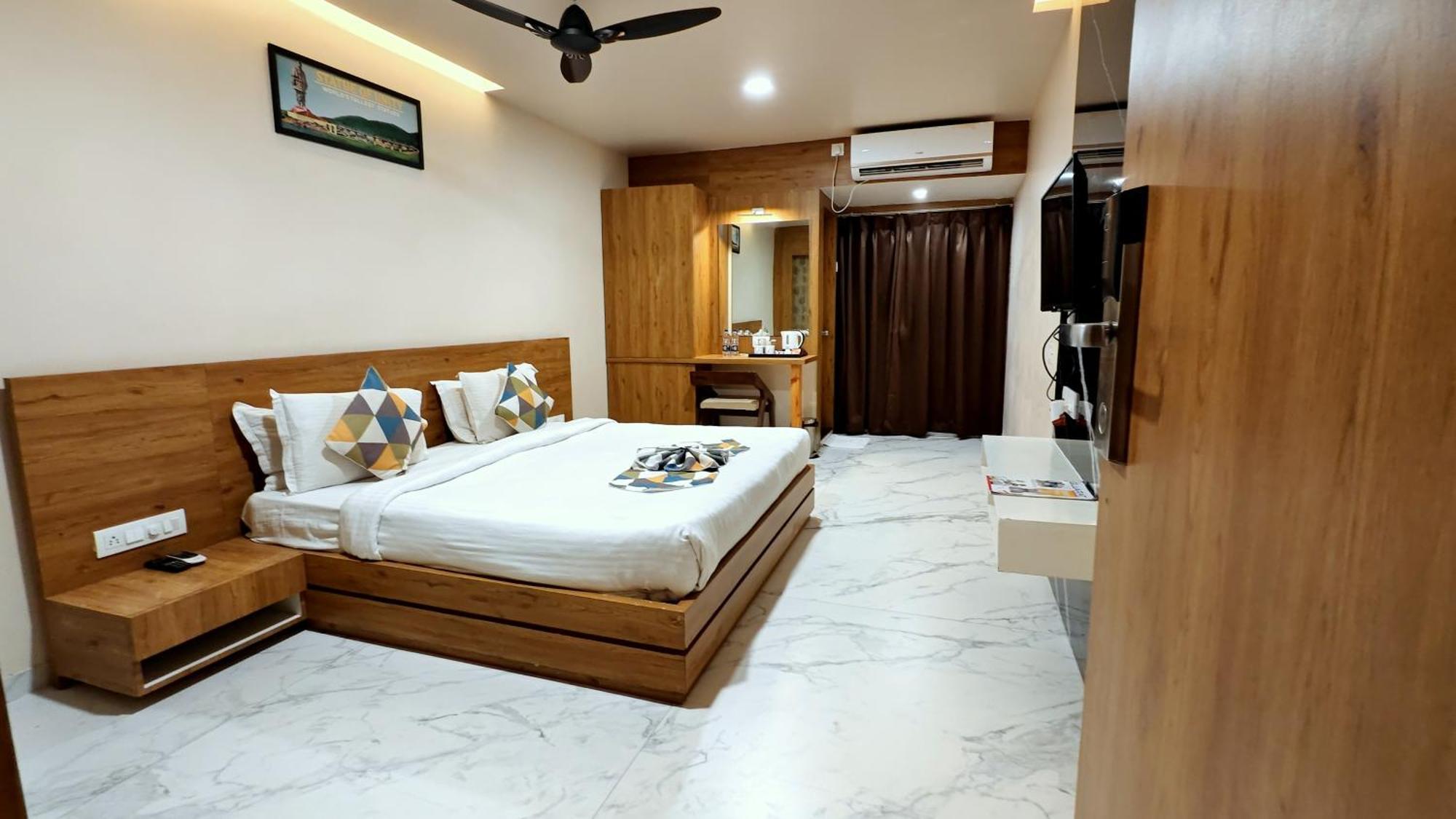The Sky Imperial Unity Inn Garudeshwar Exterior photo